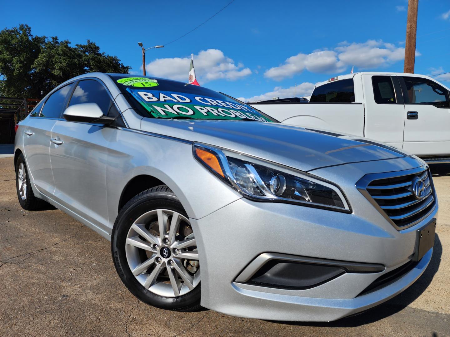 2016 SILVER /GRAY Hyundai Sonata SE (5NPE24AF1GH) with an 2.4L L4 DOHC 16V engine, 7A transmission, located at 2660 S.Garland Avenue, Garland, TX, 75041, (469) 298-3118, 32.885551, -96.655602 - Welcome to DallasAutos4Less, one of the Premier BUY HERE PAY HERE Dealers in the North Dallas Area. We specialize in financing to people with NO CREDIT or BAD CREDIT. We need proof of income, proof of residence, and a ID. Come buy your new car from us today!! This is a Very clean 2016 HYUNDAI SON - Photo#0